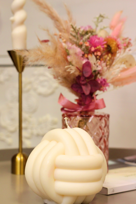 Vanilla Velvet Knot Candle by Pauze Aromas & Scents